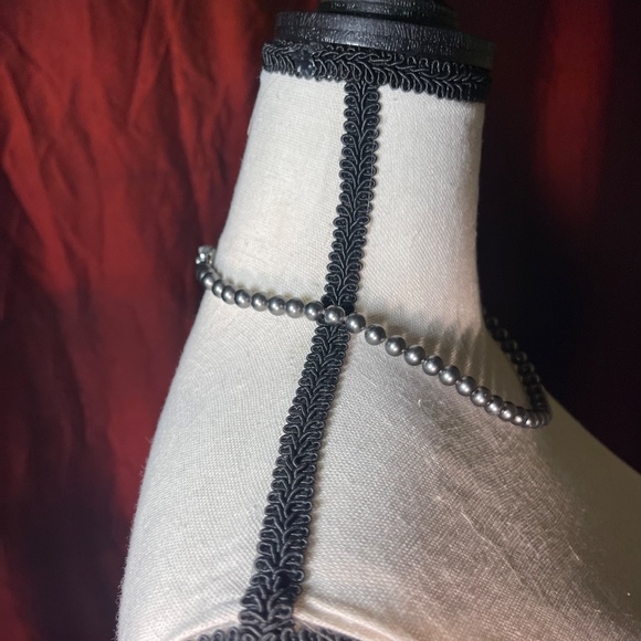 Faux dark Grey Pearl Necklace with Rhinestone Flower Clasp - Picture 2 of 4